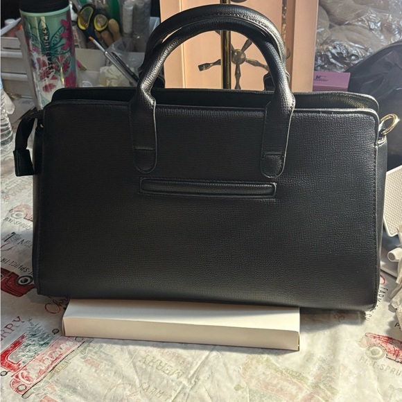 Elegant Black Vera Wang Handbag - Picture 6 of 16